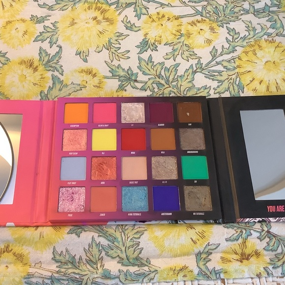 Beauty Bay + Nikki Tutorials Pallet - Picture 2 of 11